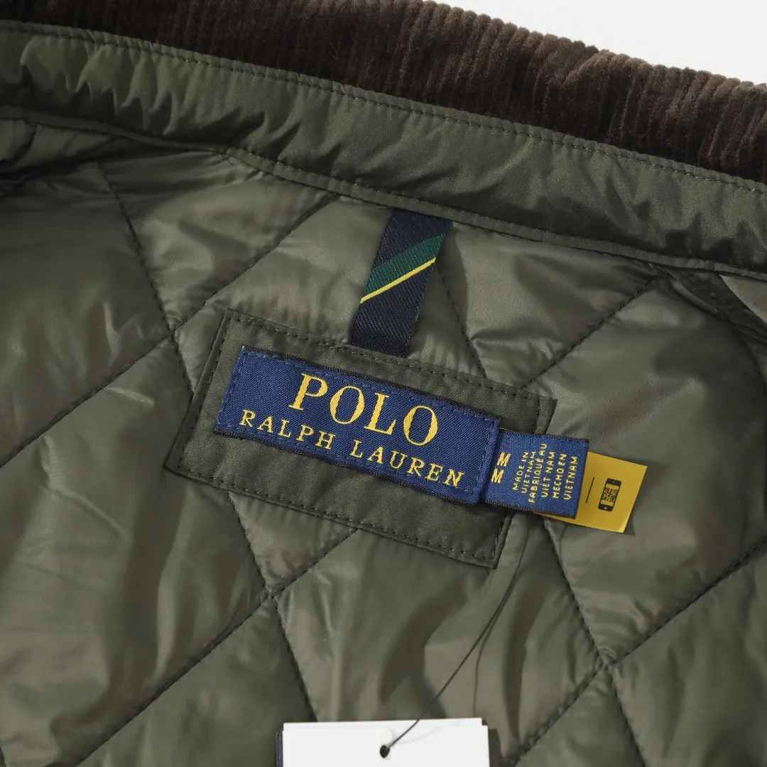 P370 #59 Ralph Lauren classic rhombus quilted cotton jacket for men and women. Inspired by retro workwear, it blends with contemporary British style. The imported machine-pressed rhombus quilting is accurately aligned, and the three-dimensional H-shaped tailoring is neat and slim. It is not bulky when layered in autumn and winter, and still maintains a light style.  Texture is reflected in the details: customized metal buckles, corduroy lapels, breathable eyelets under the arms, and slits on the hem, all replicating the brand's high-end genes. All excipients are standardized!  Five colors to choose from: black/khaki/brown/green/navy blue, easy to switch between commuting, leisure, and travel occasions. Function and appearance coexist: 37.5°C temperature control black technology, breathable and moisture-proof, anti-slip cotton patented fabric, temperature-locking, soft and waxy, durable and stylish. A retro warm-keeping item that can handle low temperatures calmly. The details are all made of craftsmanship, and the style has no limits. It has a classy look that will turn heads.  Color: Khaki Black Navy Green Brown Size: S M L
